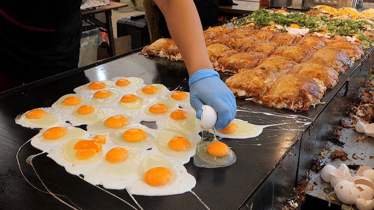 [图]日本街头小吃：日式鸡蛋培根煎饼，用料十足！吃完又是元气满满的一天