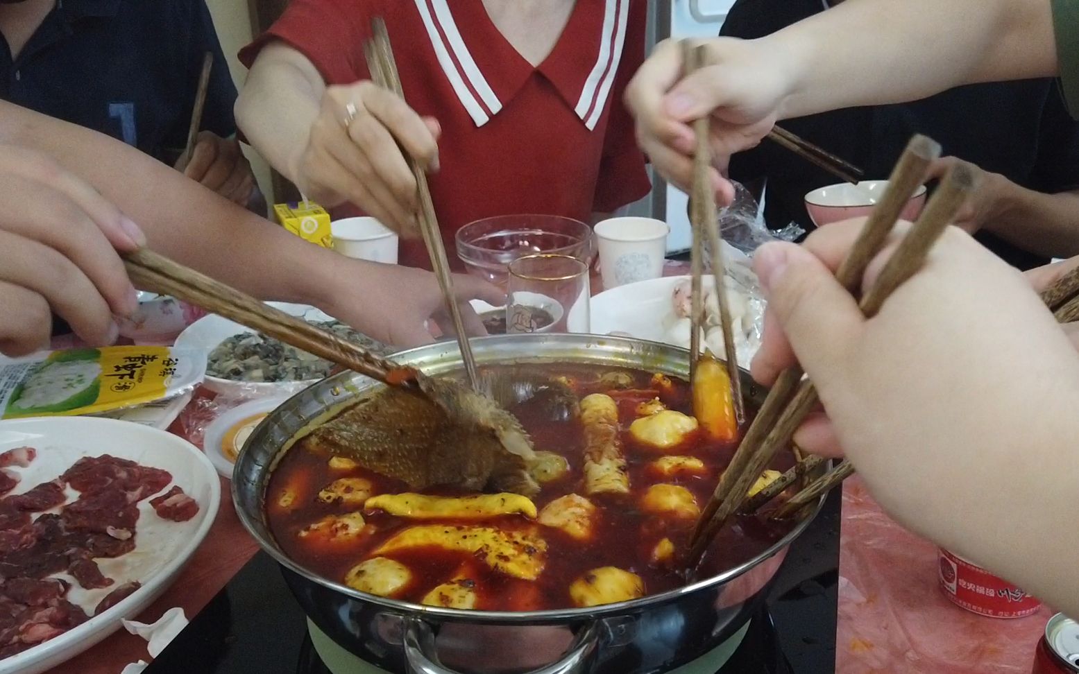 疫情期间呆在家里 回顾了去年夏天朋友们一起吃火锅的视频 万分感慨