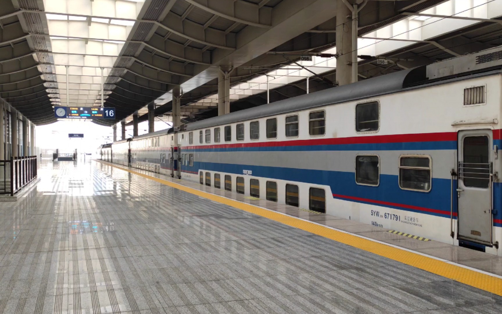 【4k】难得一见的双层列车t7010次驶出西安站