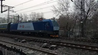 【中国铁路】K5203次列车通过南口路桥驶向西站方向。