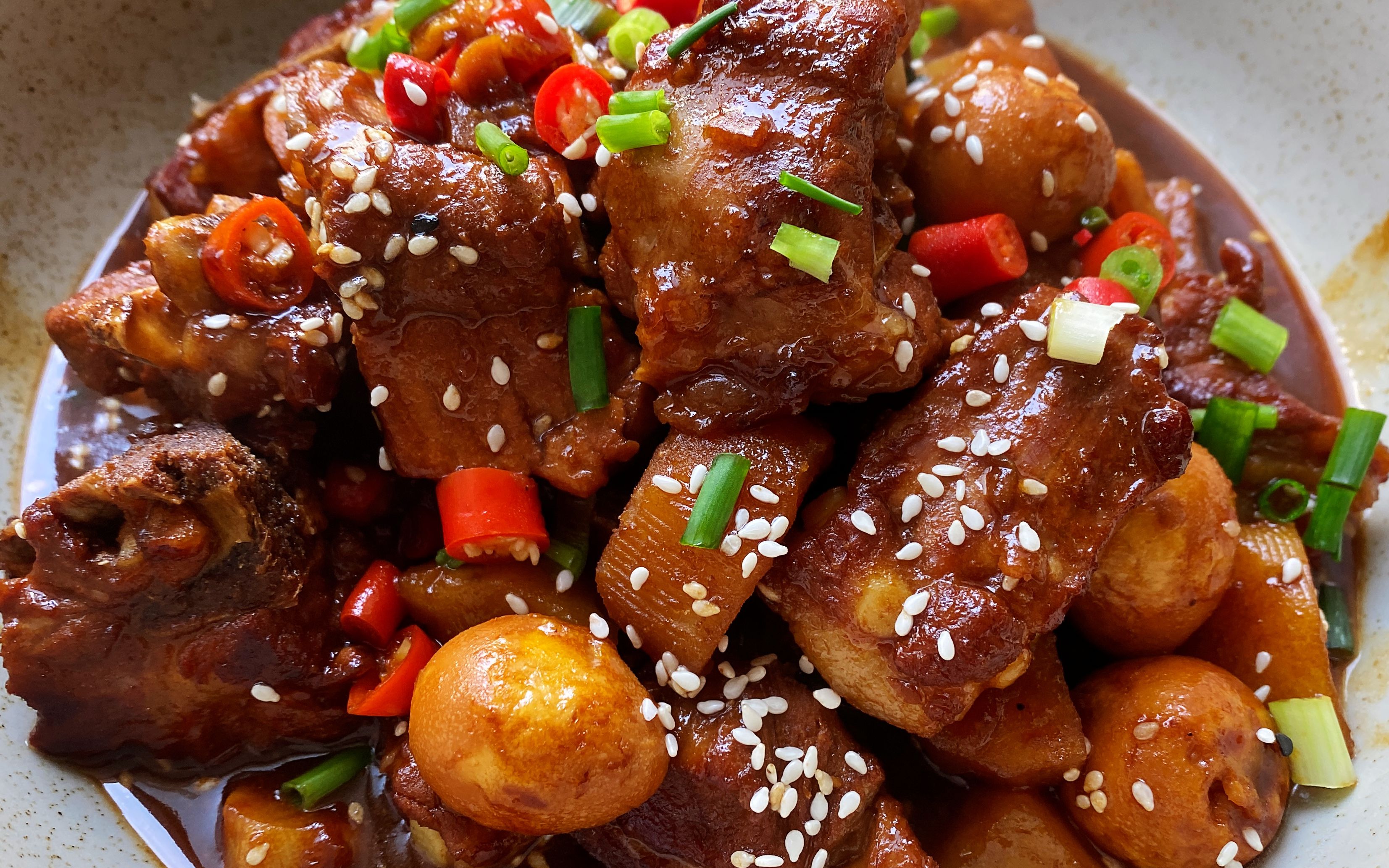 小伙自制红烧排骨,配上鸽子蛋和腐乳,竟如此美味,3碗米饭不够吃