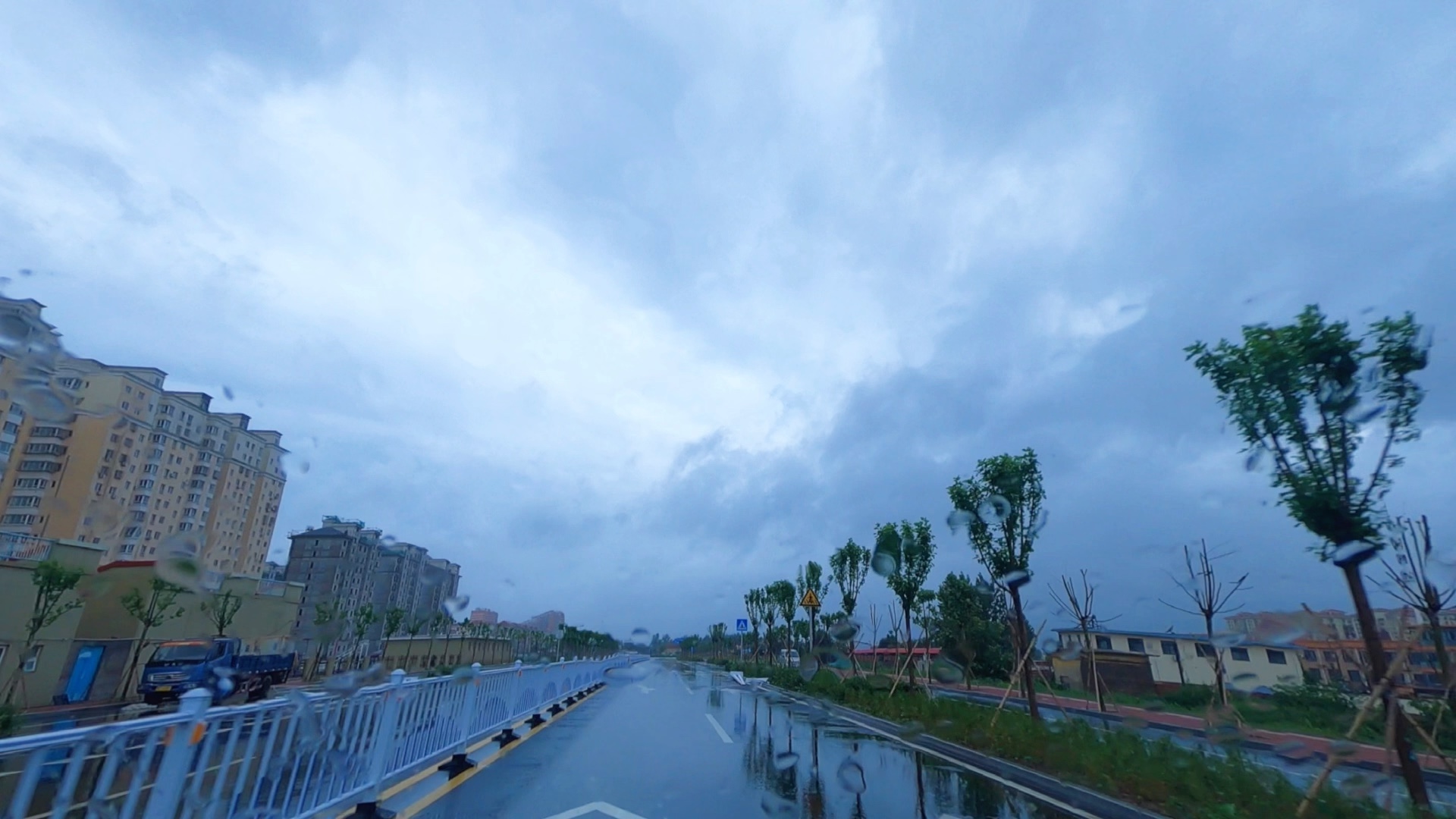 "阴天,傍晚,车窗外……"