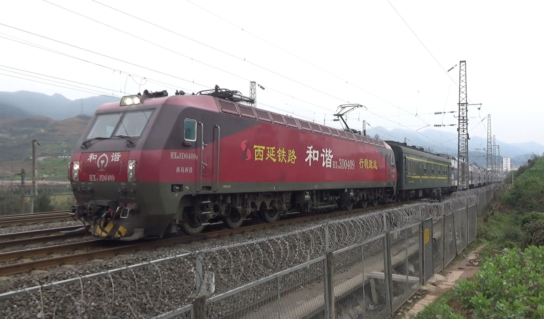 [襄渝铁路]西局广告hxd3d牵原色双层列车驶出广安站