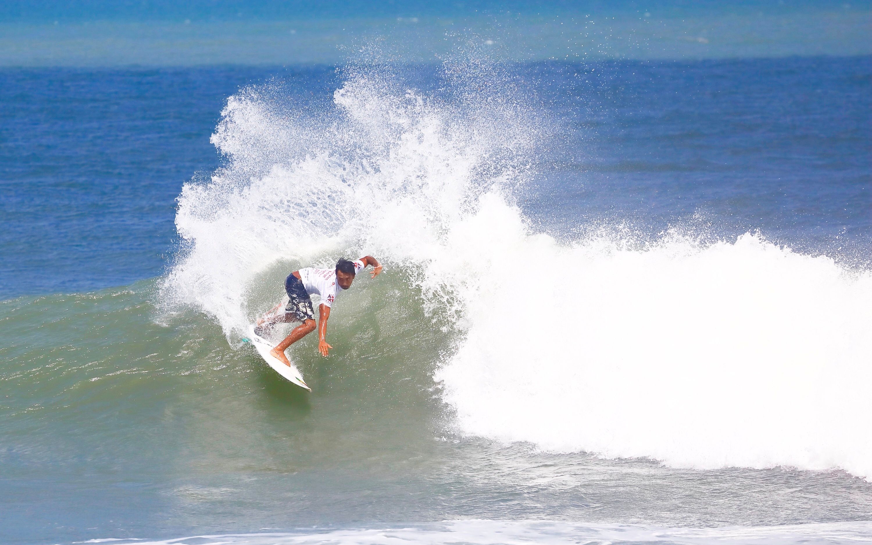 他们是一群行走在海面上的弄潮儿