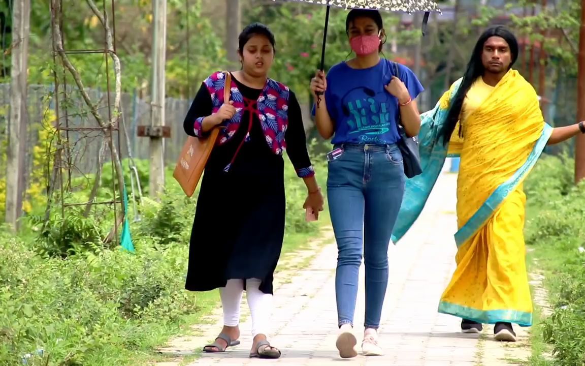 [图]badi mushkil baba badi mushkil Walking Ladies Style ? Amazing reaction ?