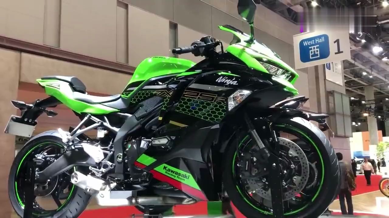 实拍川崎2020年款新车zx25r250cc四缸引擎外观霸气不输公升车