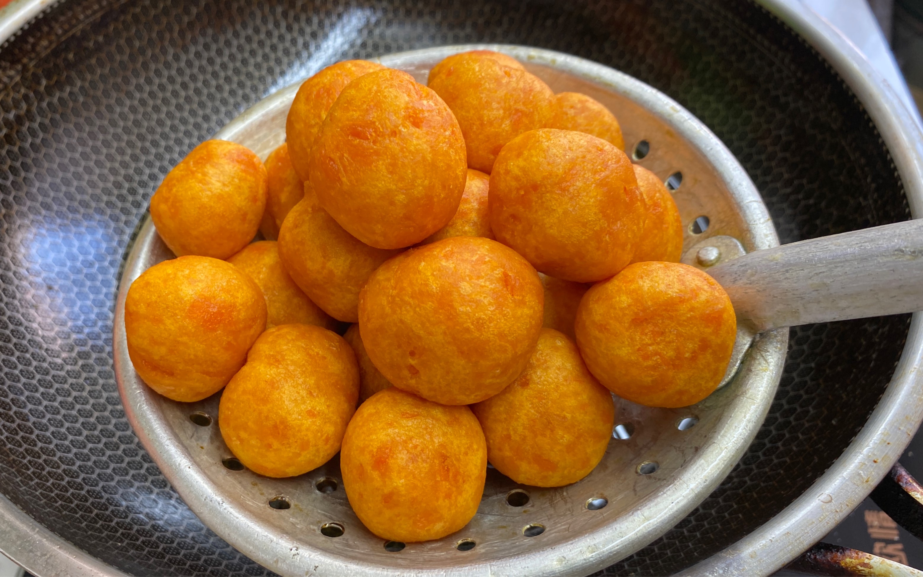 一口气蒸10斤地瓜,做软糯香甜的地瓜丸,颜值超高,好吃买不到