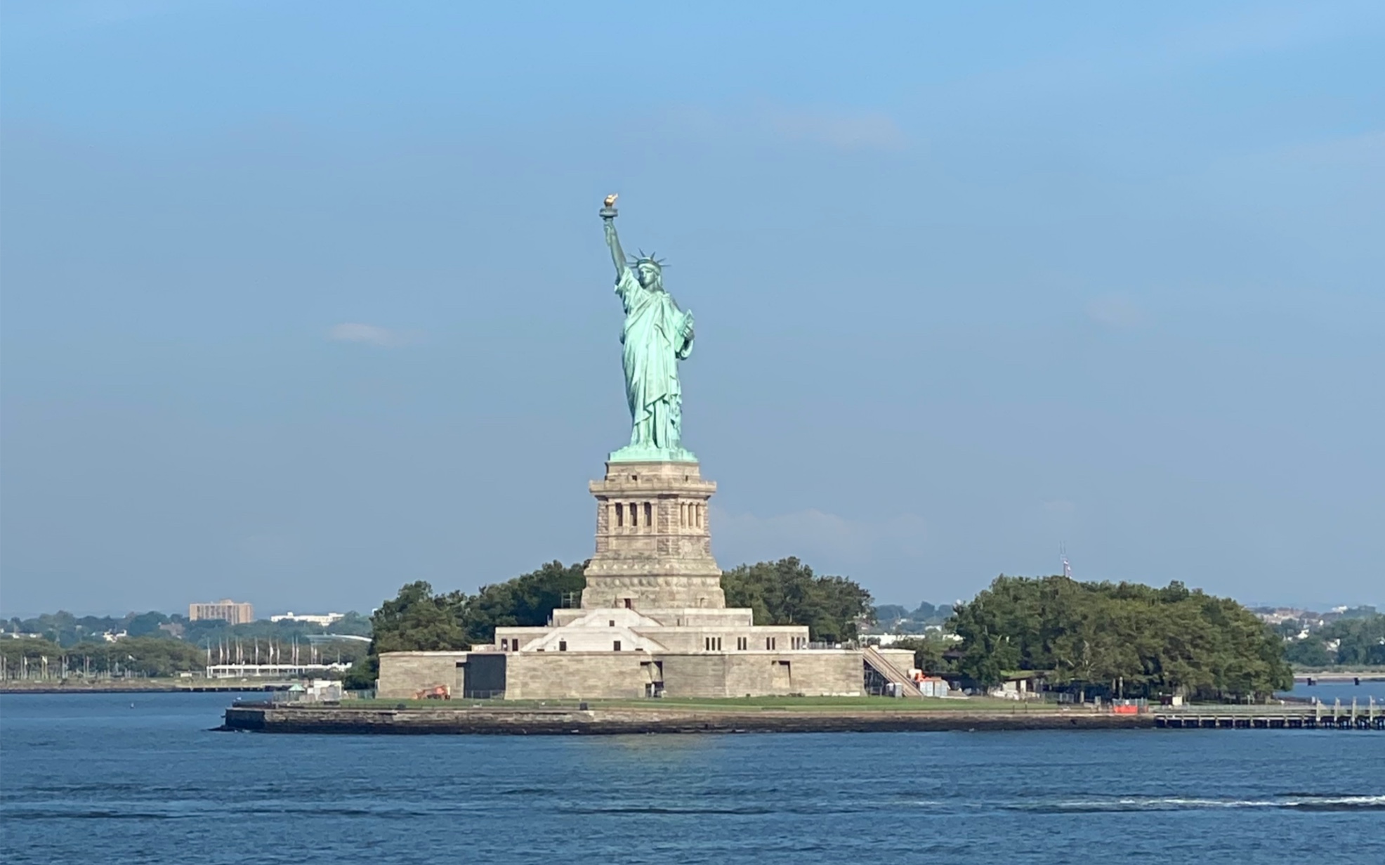 眼前的自由女神像比电视里的震撼,希望大家有机会亲自去看
