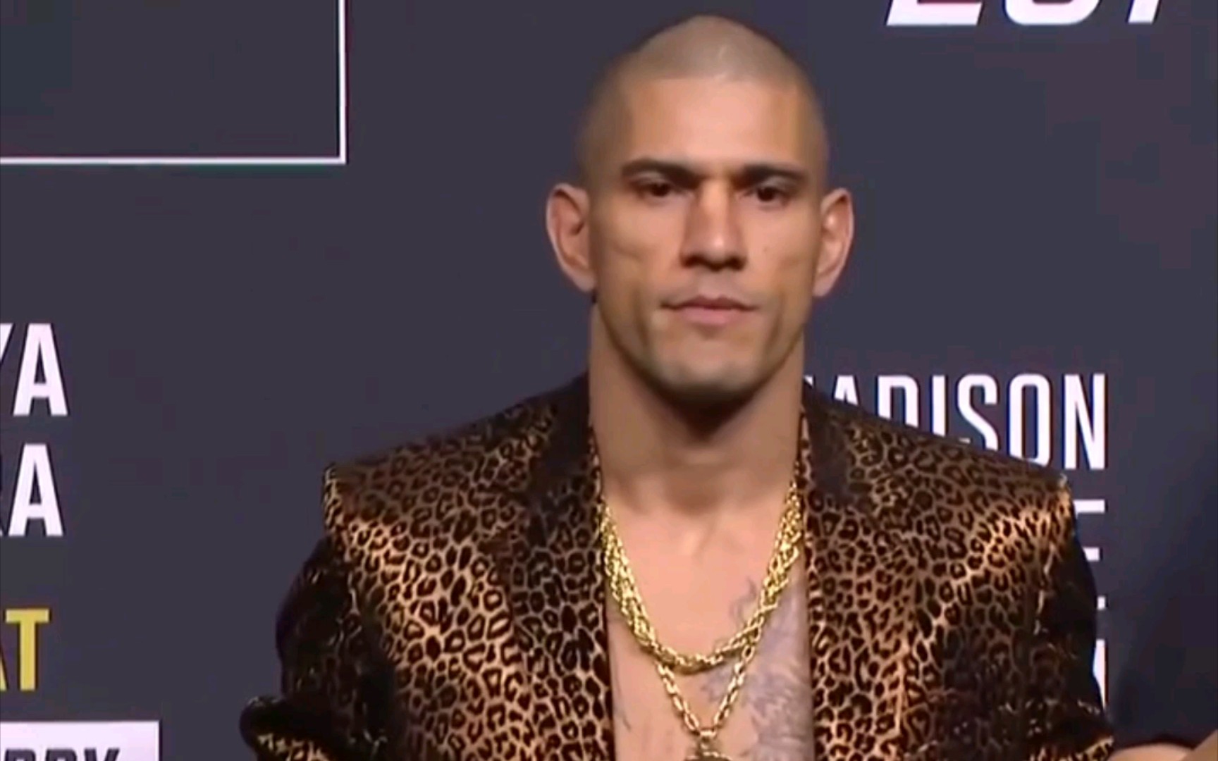 ufc281对视,佩雷拉野性十足暴帅登场,张伟丽快乐风格