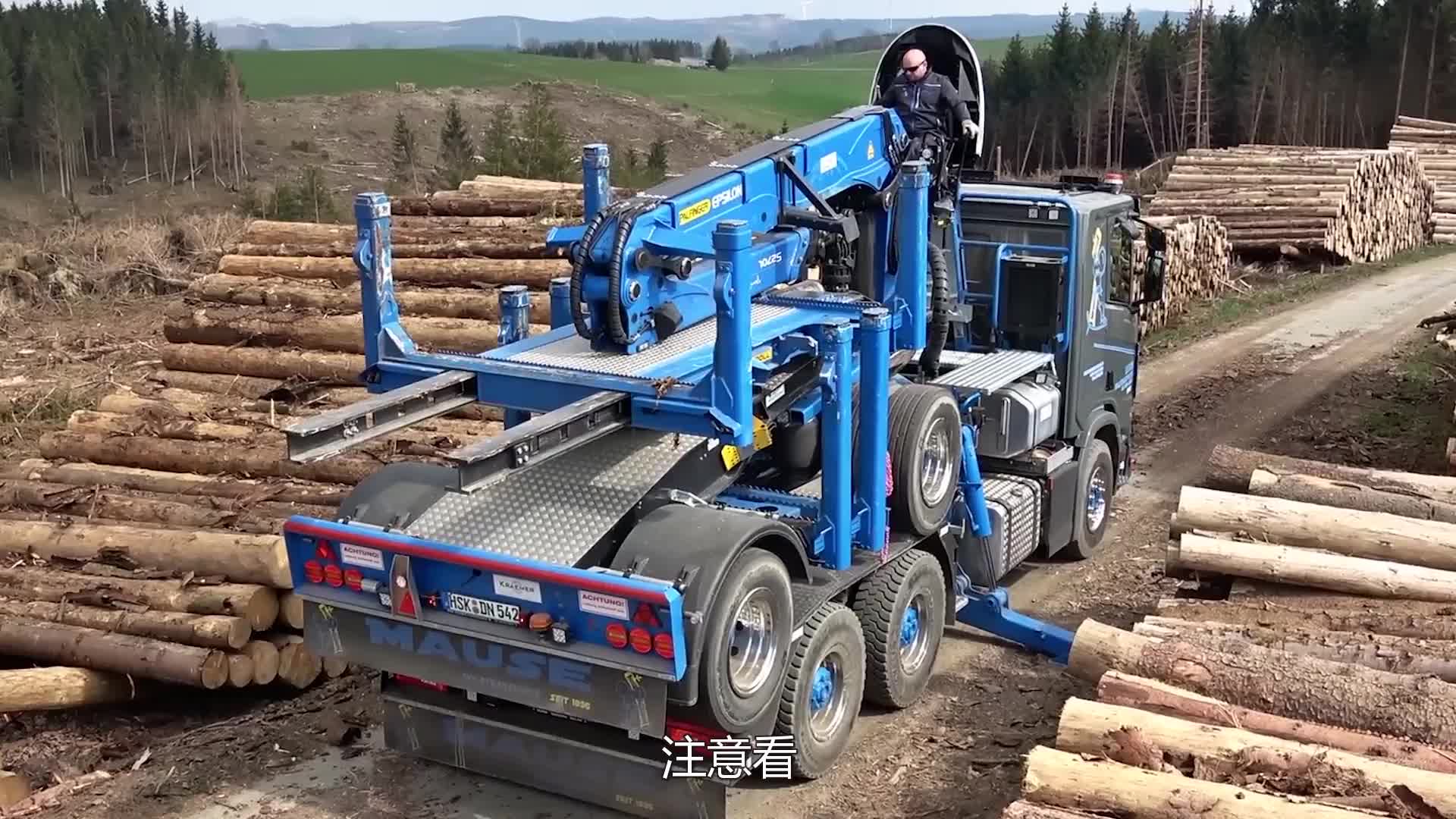 能变形的原木运输车,可变式车架能装上百根,百公里油耗50升
