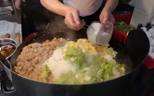 Tải video: 【台湾美食】虾仁炒饭、蚵仔煎～台湾夜市最受欢迎的摊子！