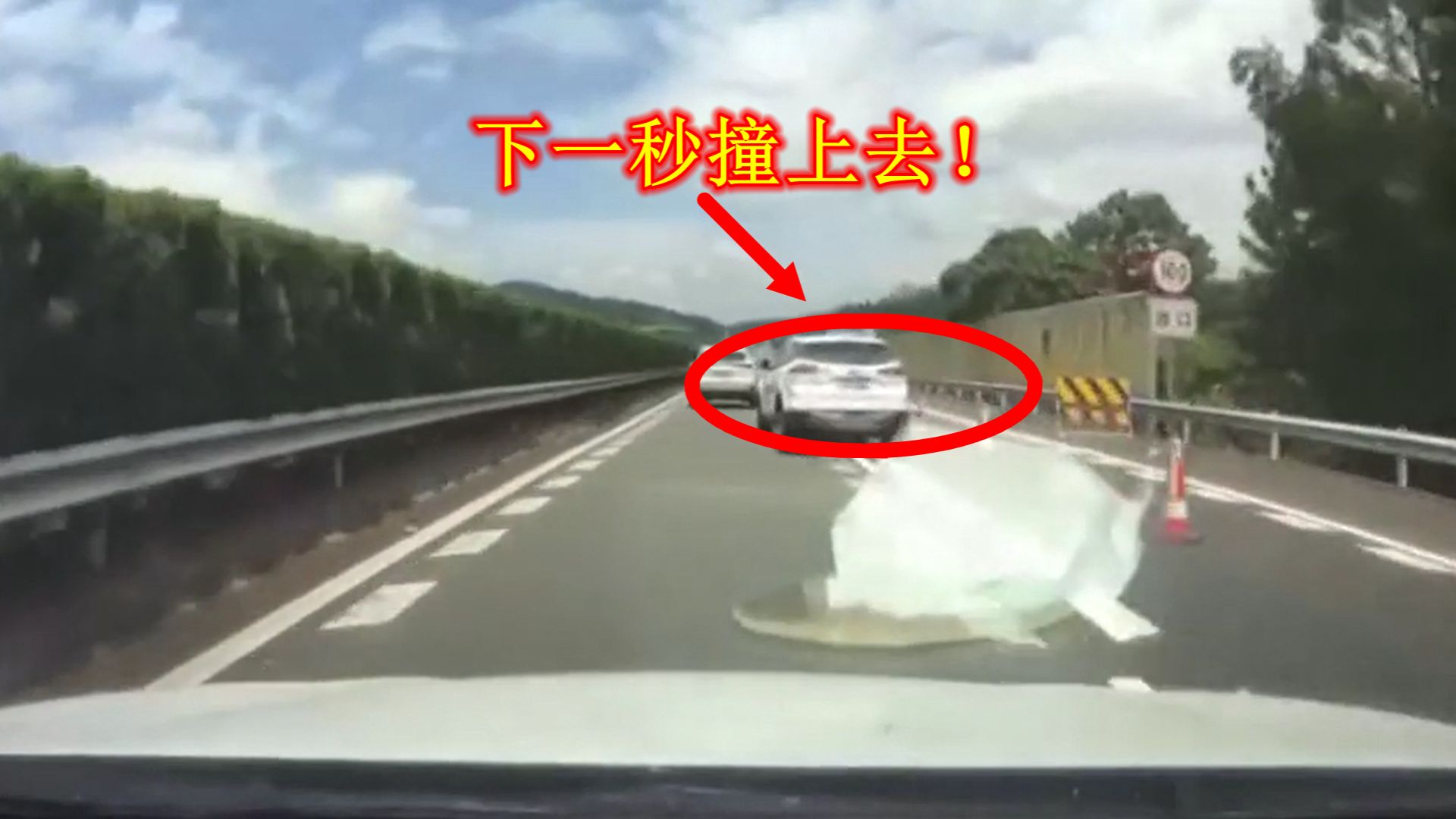 副驾驶:慢点慢点,女司机:我一脚踩到油门了,结果可想而知