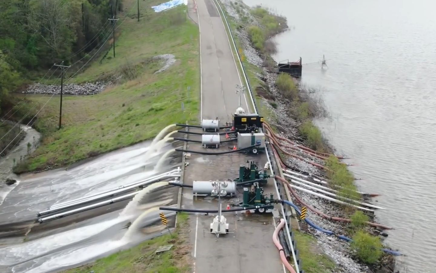 多台大型抽水机在不停抽水,这场面难得一见,为何不开闸放水呢