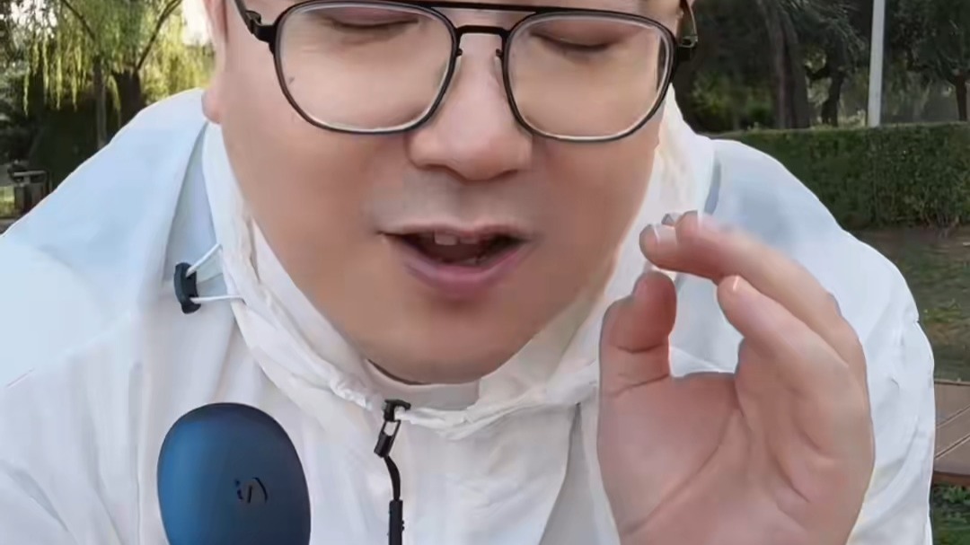 与外国友人随便聊，不懂外语，没事！这款耳机帮你搞定！