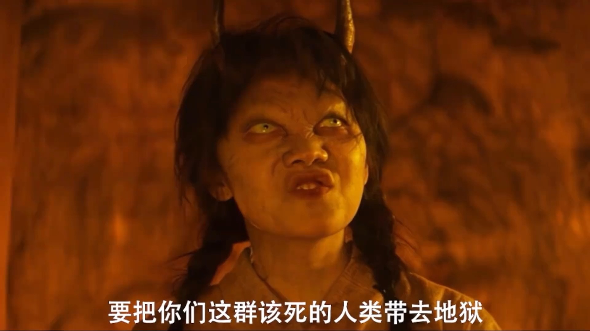 女孩头顶竟长出一对羊犄角