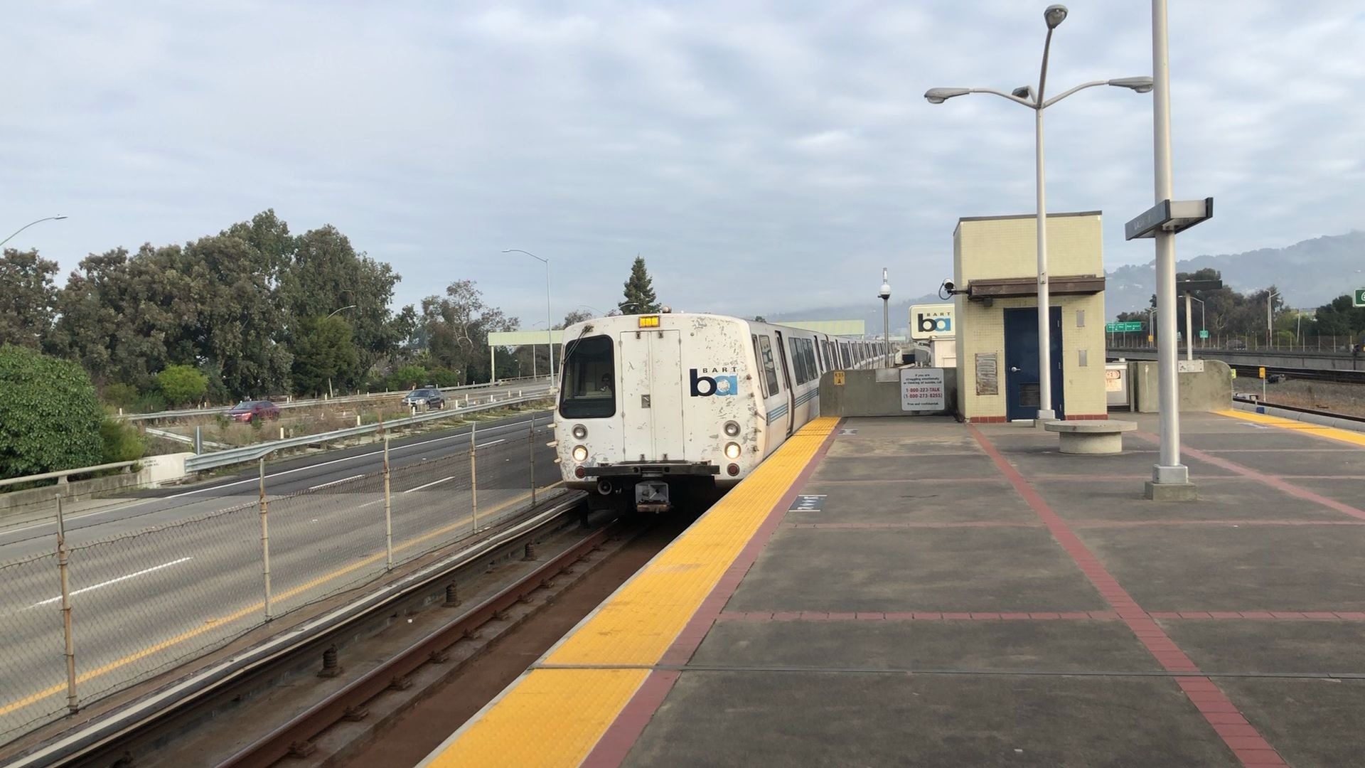 [图]旧金山湾区捷运系统 列车进站 麦克阿瑟站 BART MacArthur station