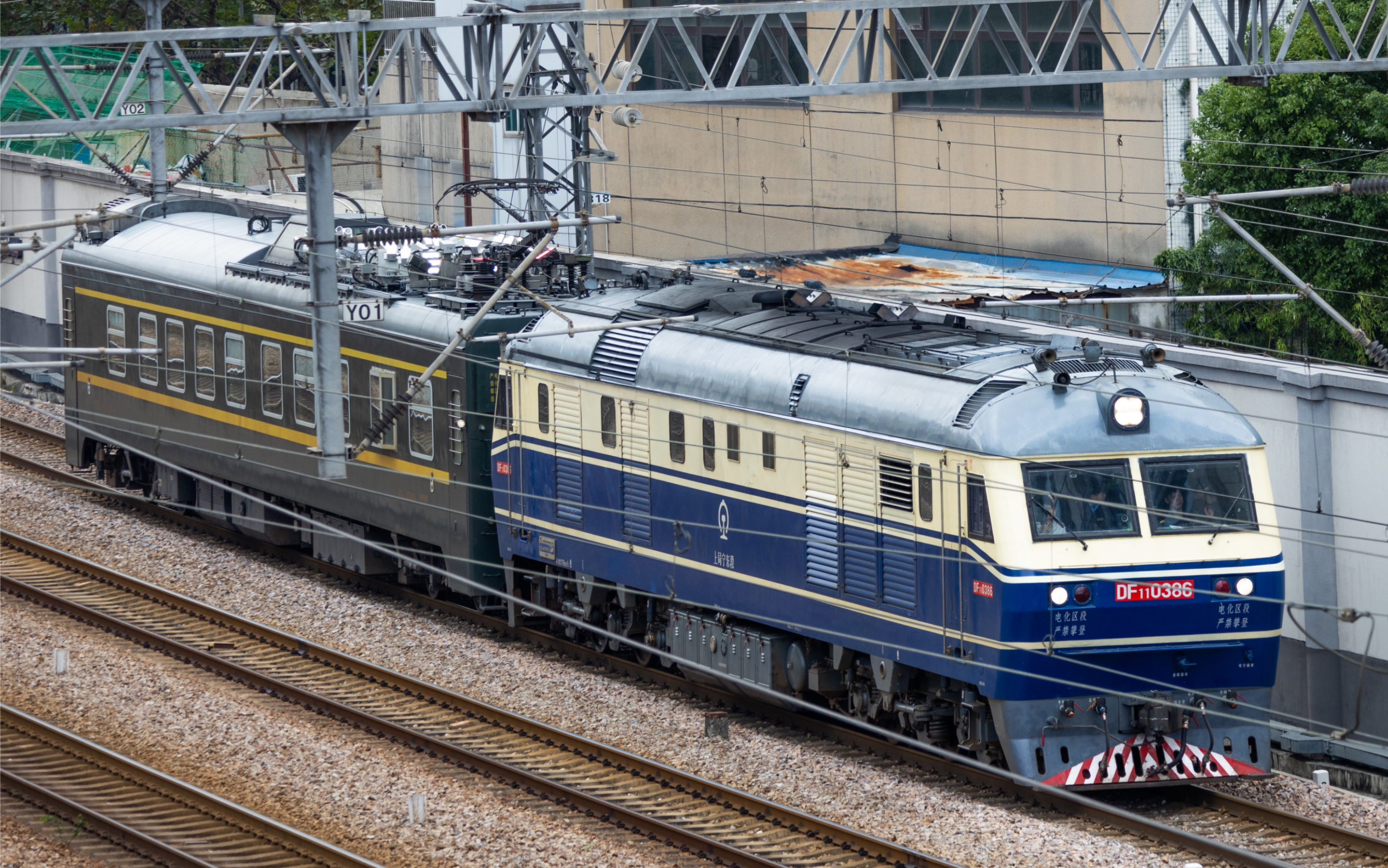 内燃57872,上海站6道发车,本务:df11-0386挂wx25t-999454