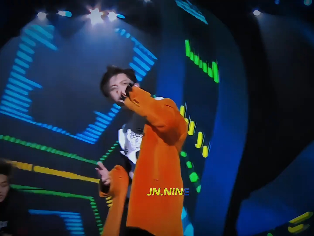 颁奖典礼唱成了演唱会 九人舞台 四大奖项 三段式高音 忙内组光剑表演