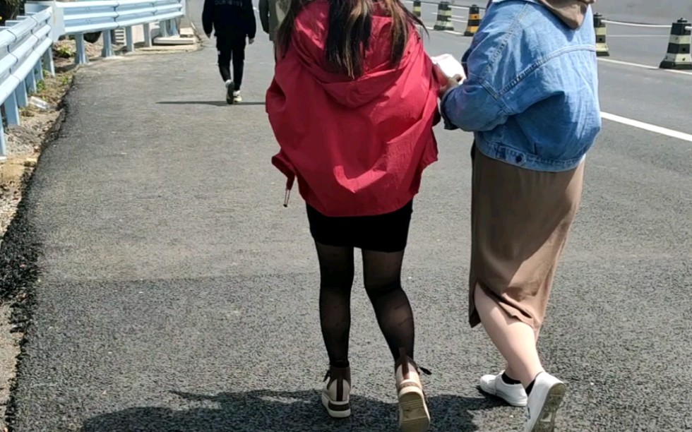 厂妹穿黑丝!不上班了出去潇洒一下!你猜她去哪玩?