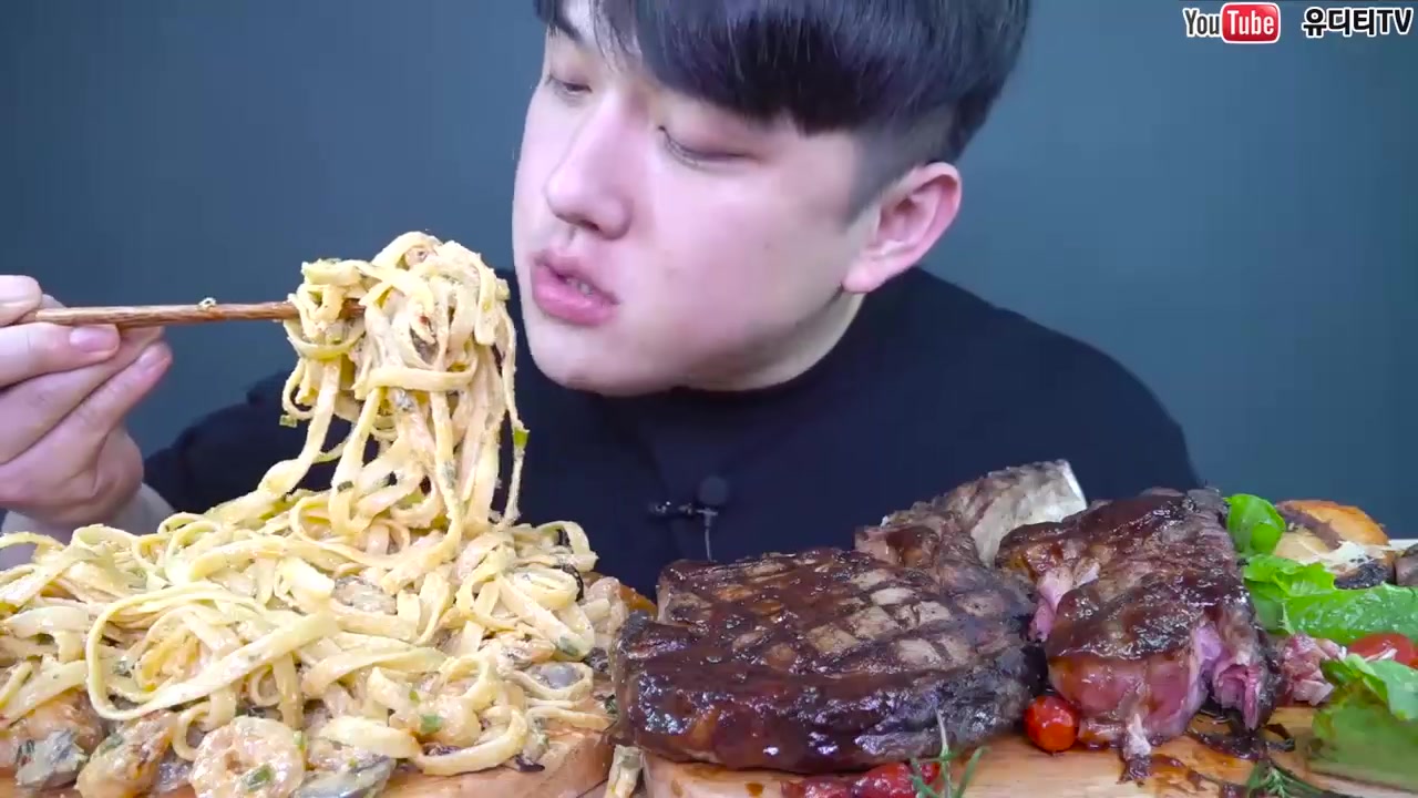 【大口吃播】韩国深渊巨口小哥一大口宽面一大口战斧牛排冰可乐收尾