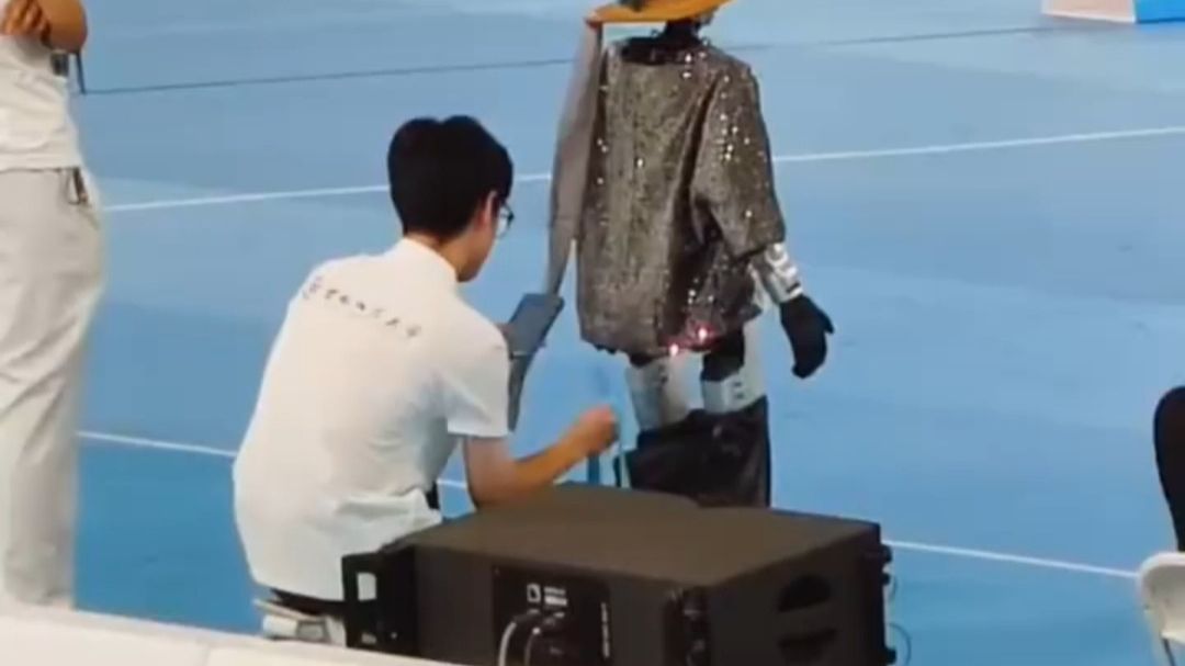 机器人运动会上火热街舞Battle，有选手被当众扒裤子散热，机器人：没有更体面一点的散热方式吗