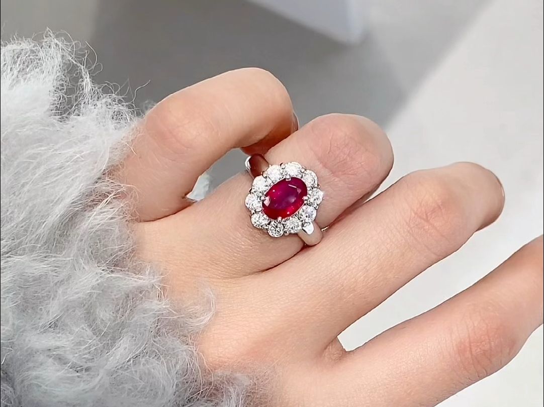 戴红宝石的女人图片大全(女人戴红宝石时间久了有什么变化) 第2张