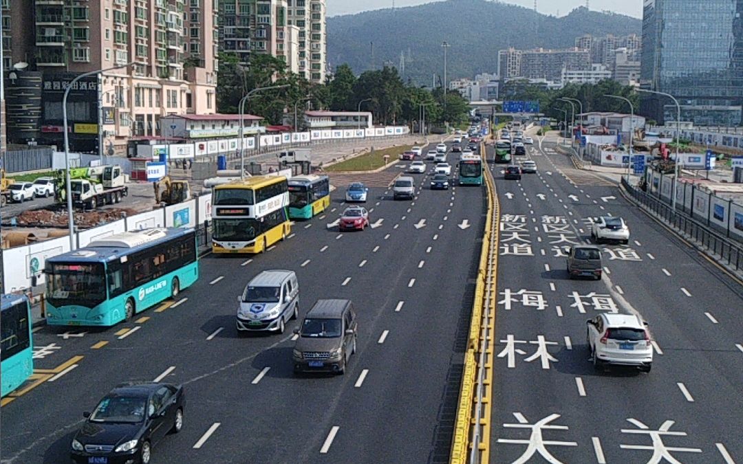我在深圳的人行天桥上看着来来往往的车流,猜猜这是在哪里?