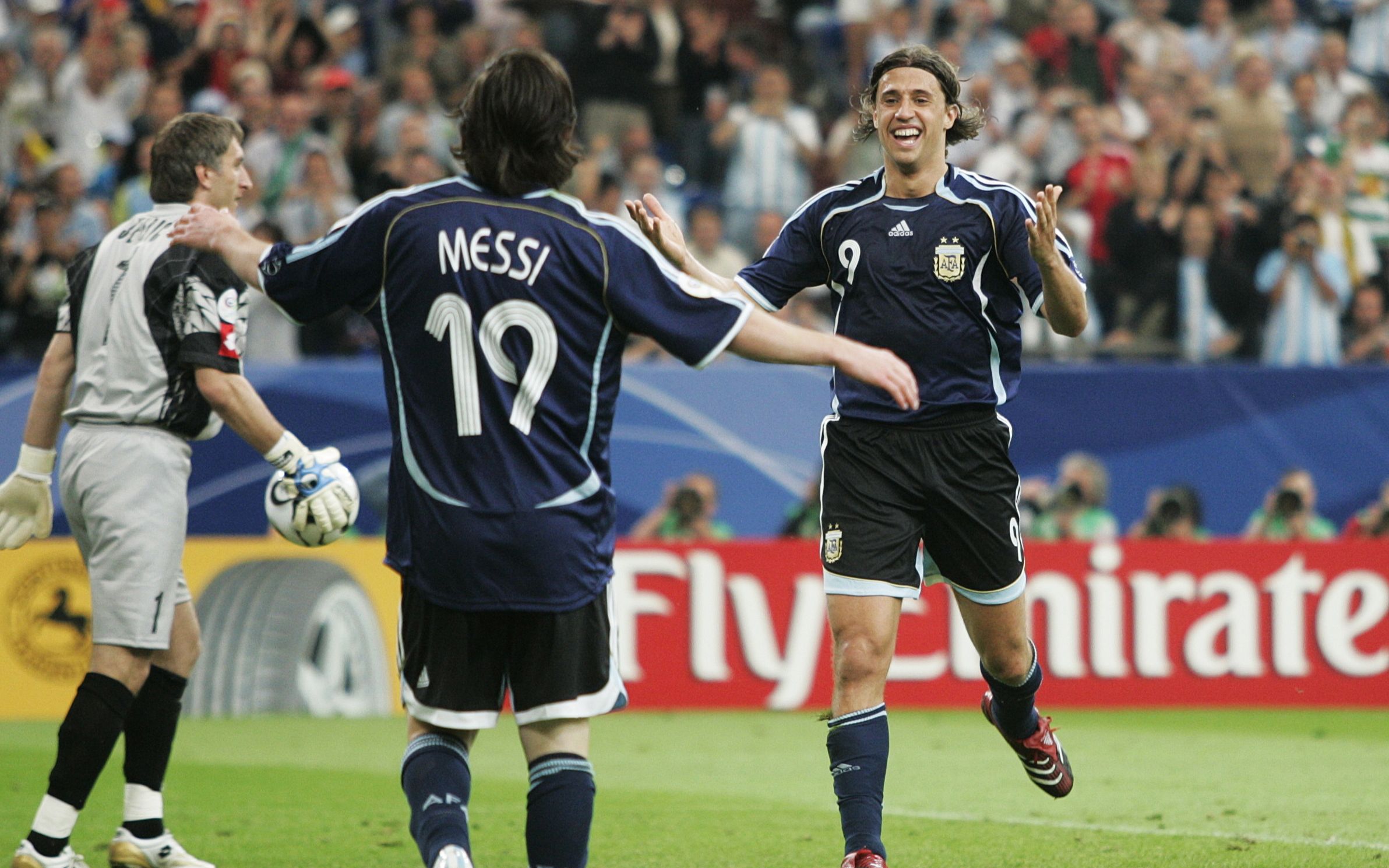 06年世界杯阿根廷小组赛集锦:19岁的梅西打进个人世界杯赛首球