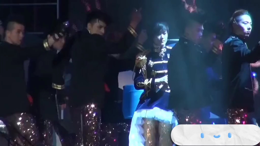 李宇春 刘伟强导演在下面笑的像个憨憨 就是宠