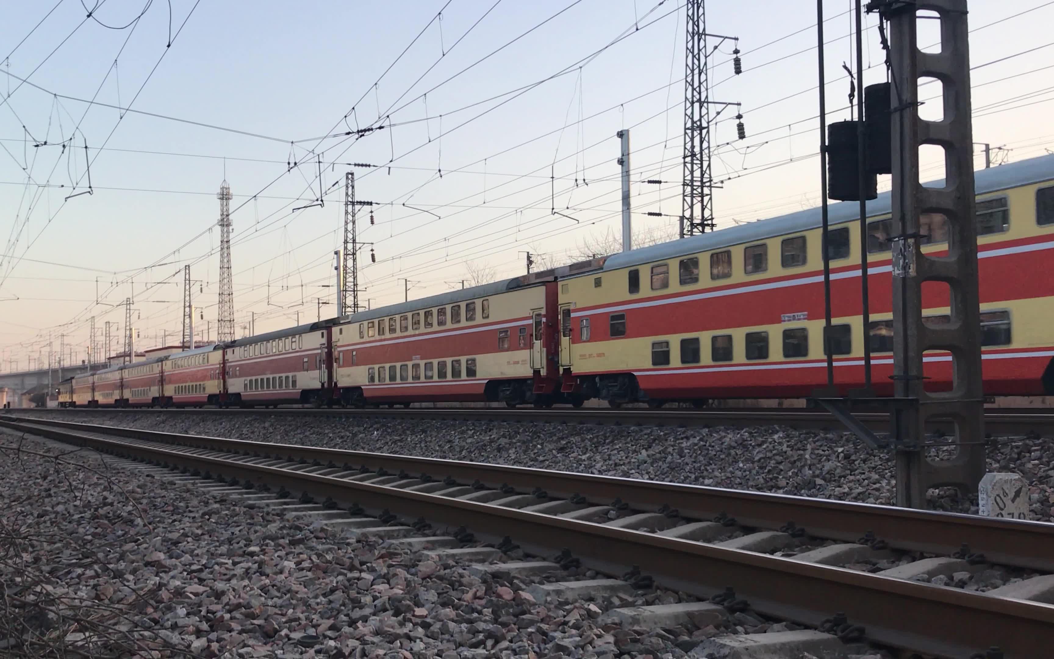 由京局邯段的韶八牵引着车底替换为s25b的k7725快速通过柳辛庄站