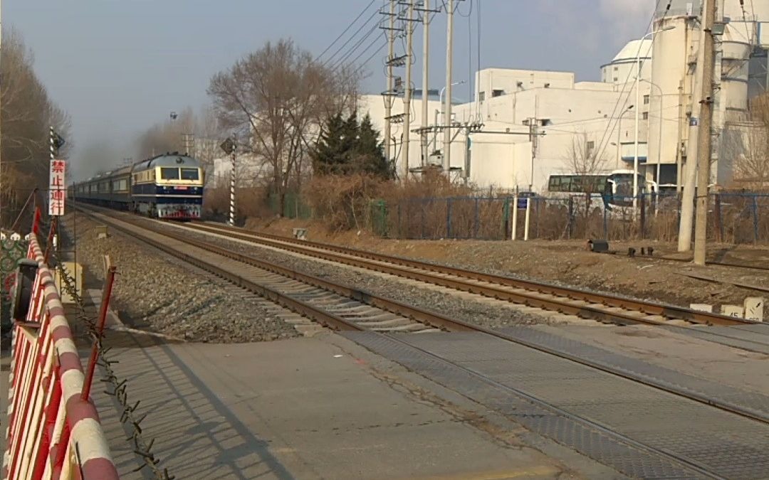 【中国铁路】【沈吉线】沈吉线45公里道口客车k7425下行加速通过本务