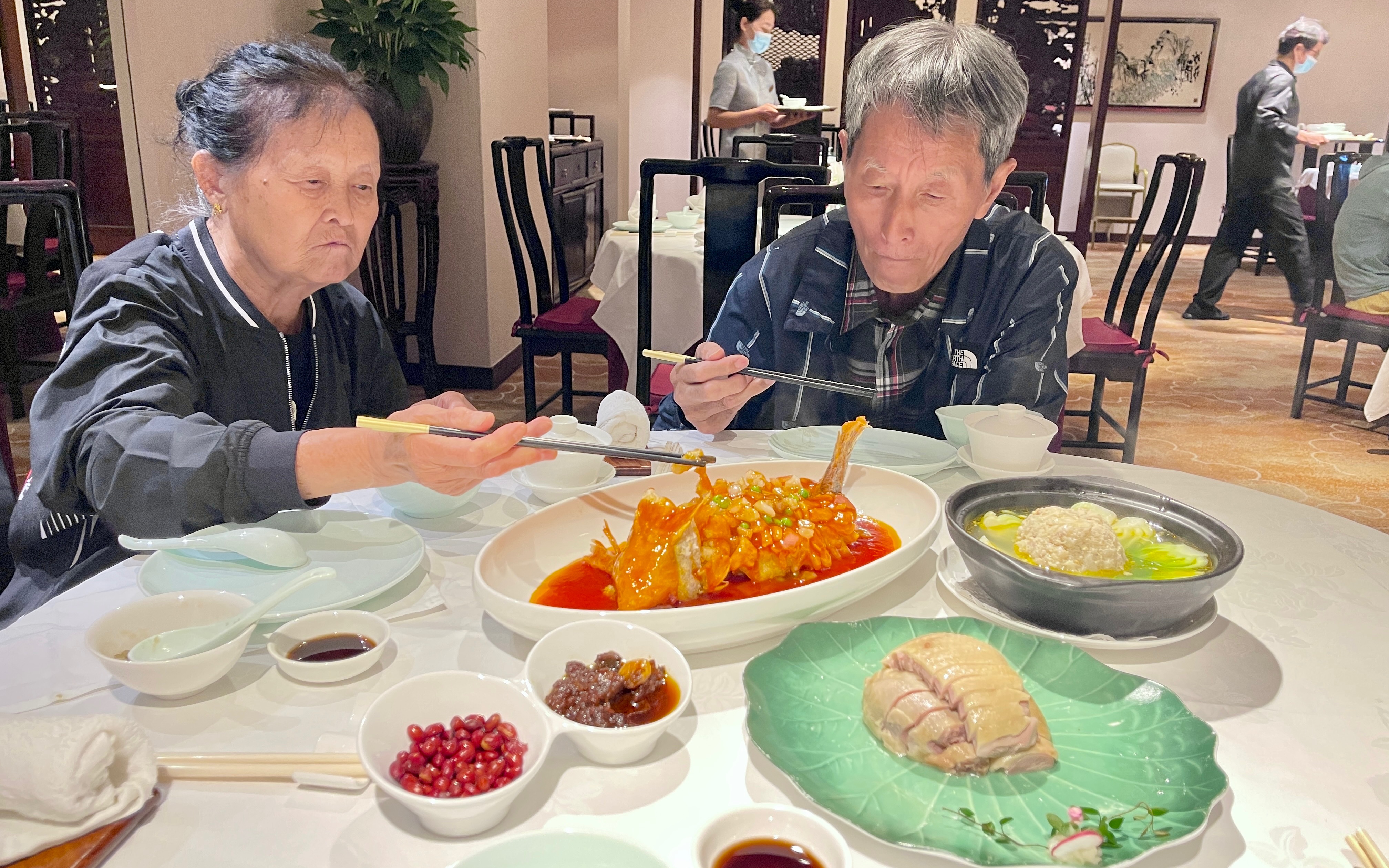 和爸妈去南京金陵饭店梅苑中餐厅吃饭,消费869元,松鼠桂鱼468元