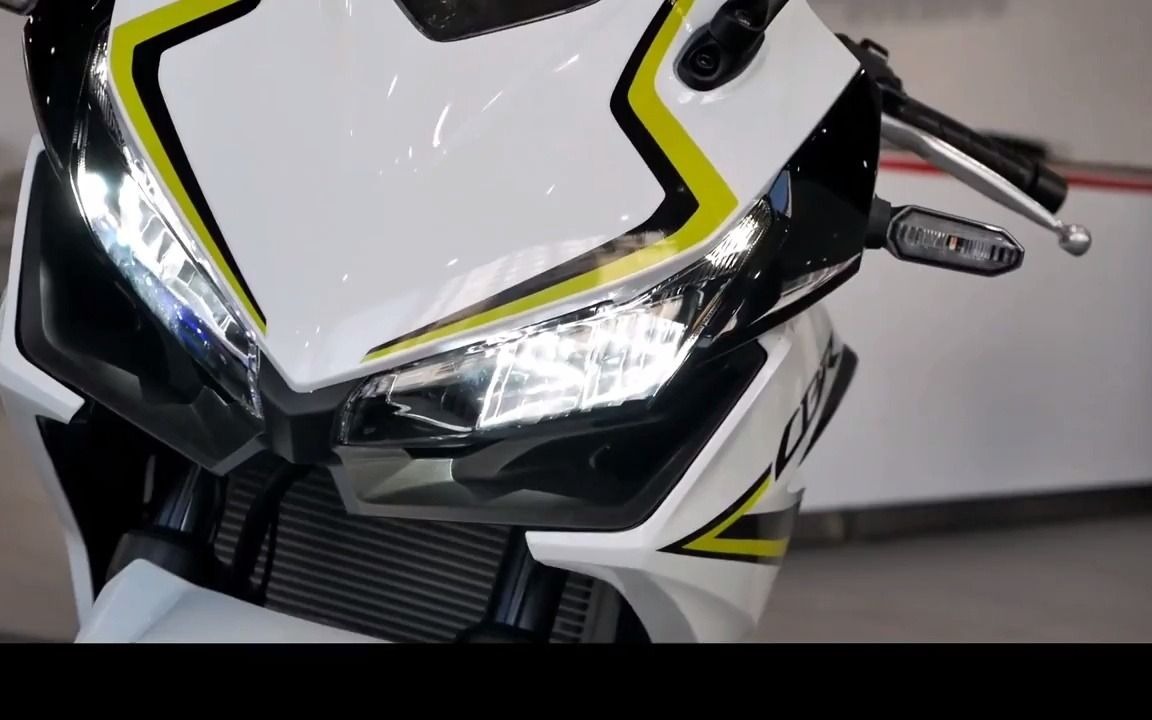 本田2021cbr500r白色实拍