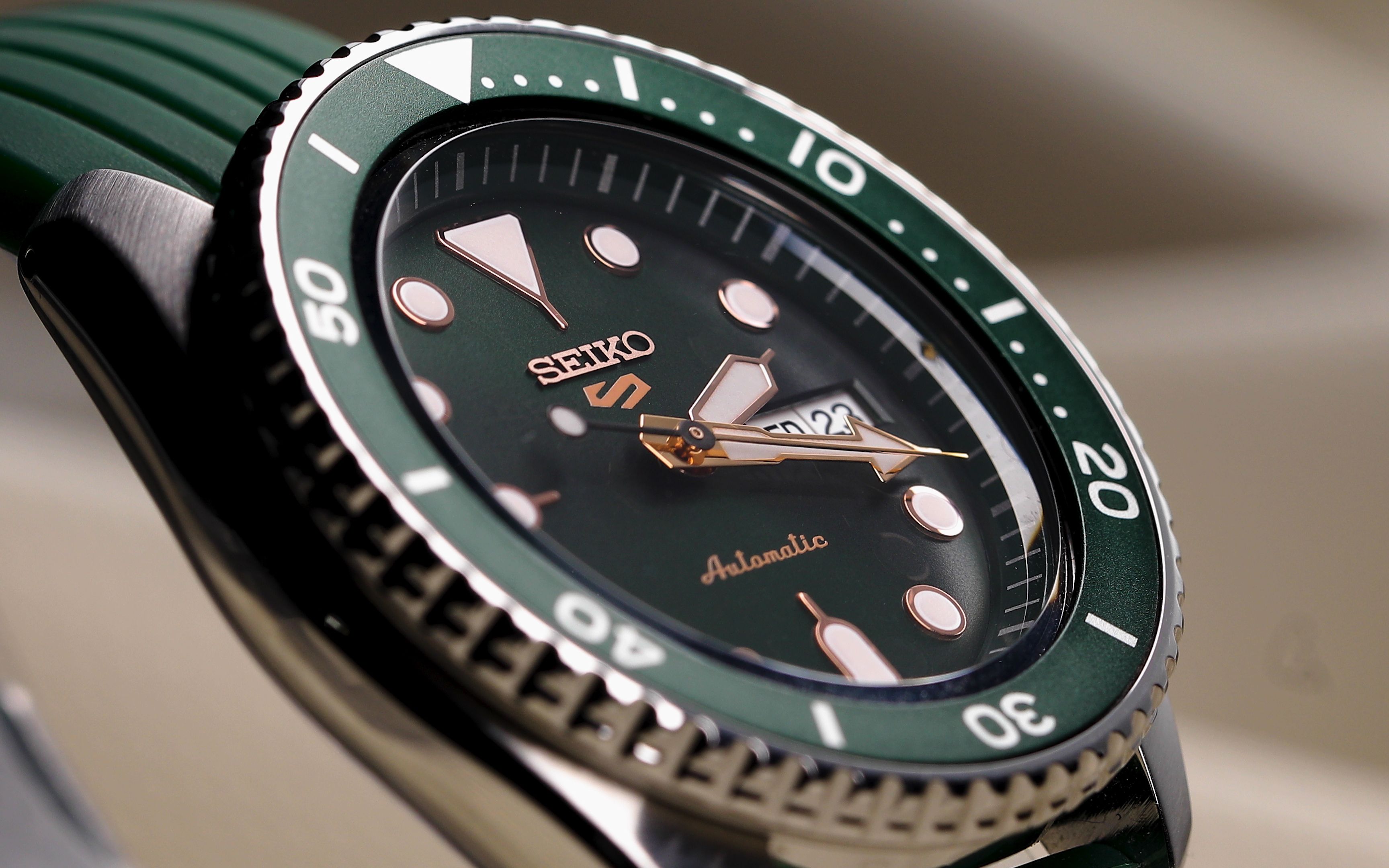 【travor旅行家】——如何用扫光拍摄出静物精密机械手表的质感呢?