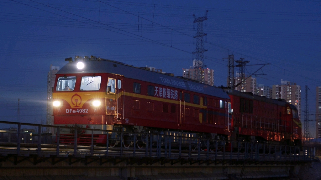 【天津南环铁路】第一台新枢纽铁路涂装的df4d于蓝调之时与南环铁路