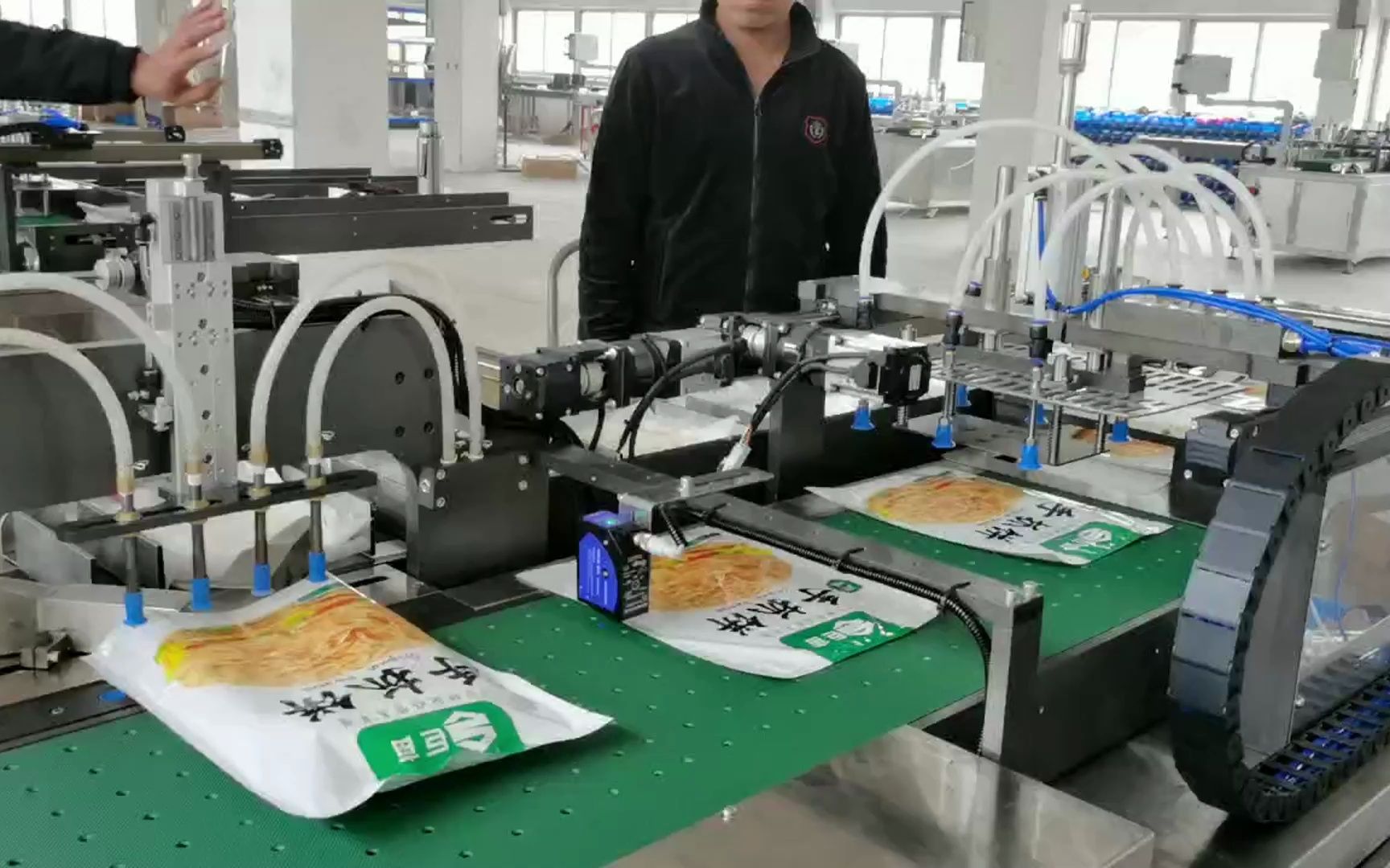 手抓饼套袋机鸡蛋灌饼包装机械冷冻食品小黄鱼真空包装机日用品手套