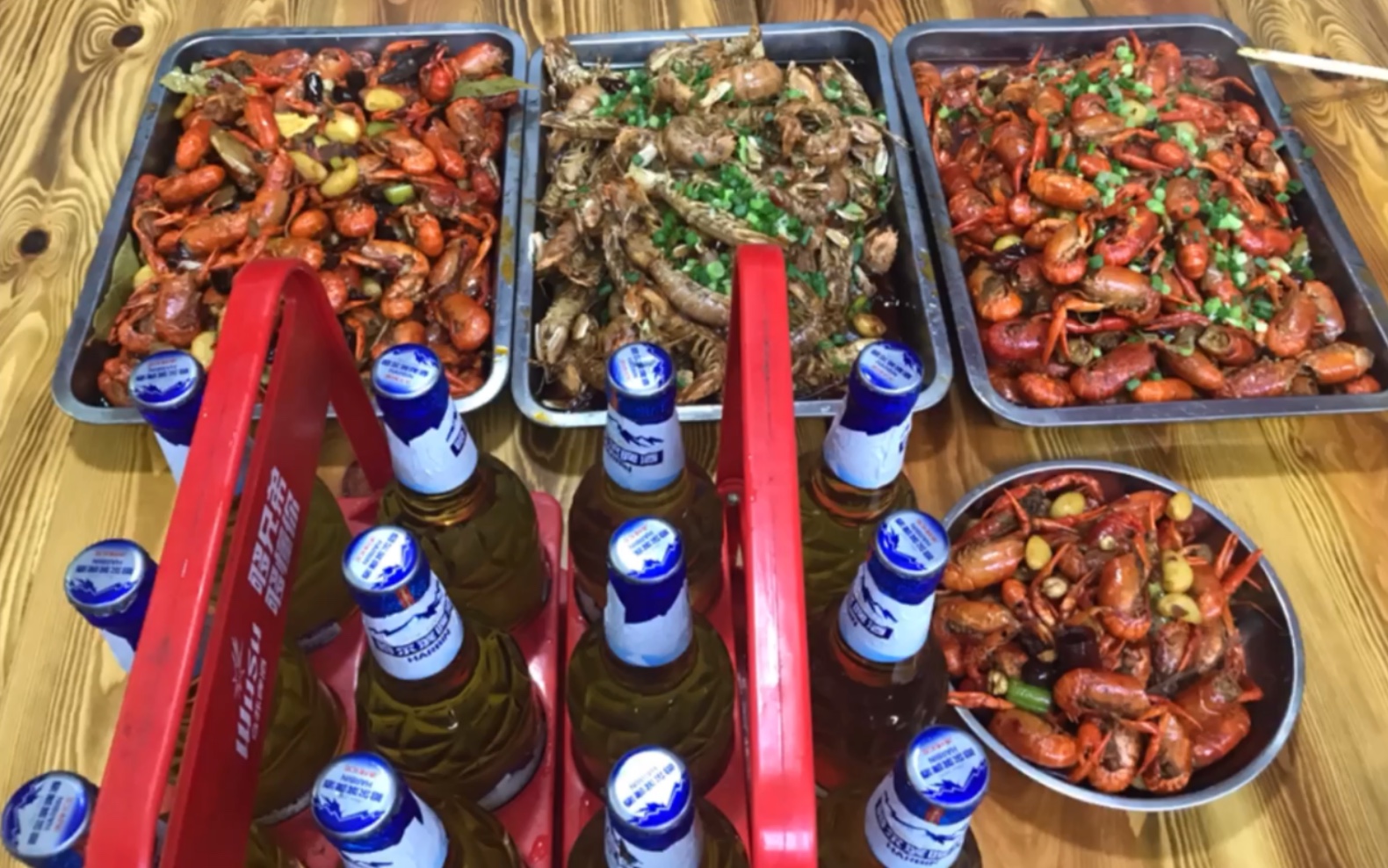 在广州吃宵夜,喝冰镇啤酒,基本上都有小龙虾