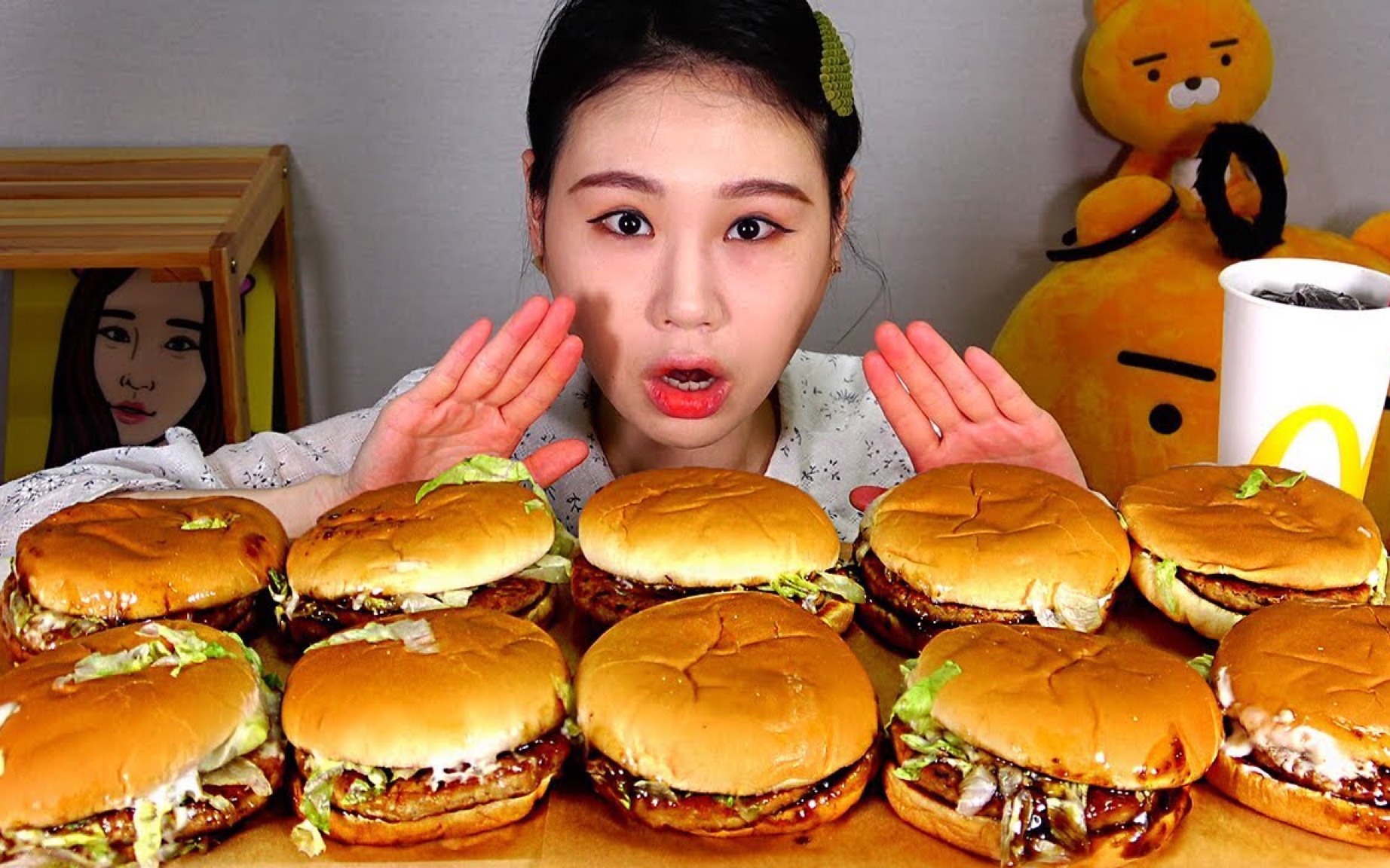 fran卡妹吃10个麦当劳烤肉汉堡炸酱面suprim炸鸡