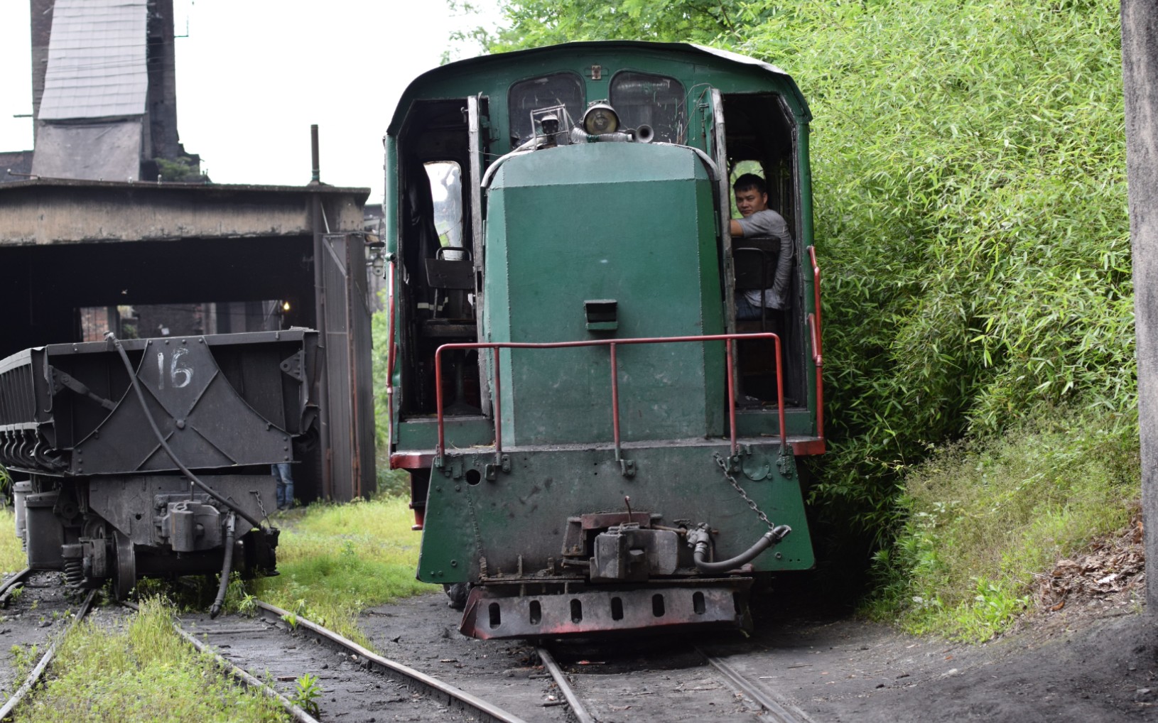 郴州马田矿业窄轨jmy380型内燃机车挂车并发车