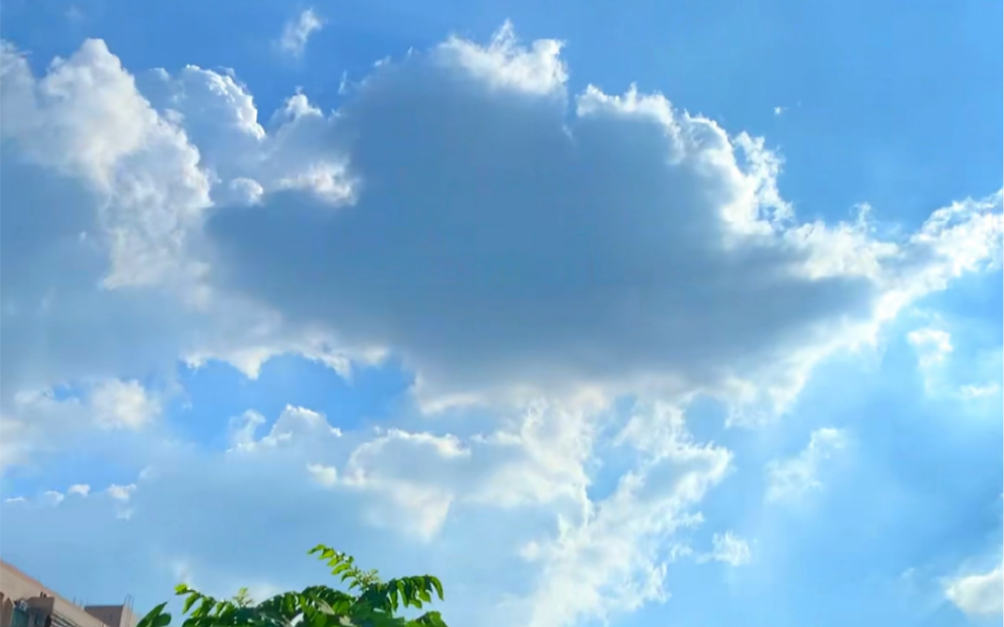 [图]楼顶的天空，也能打开这天窗。此时此刻你抬头看看天空是怎么样的呢？