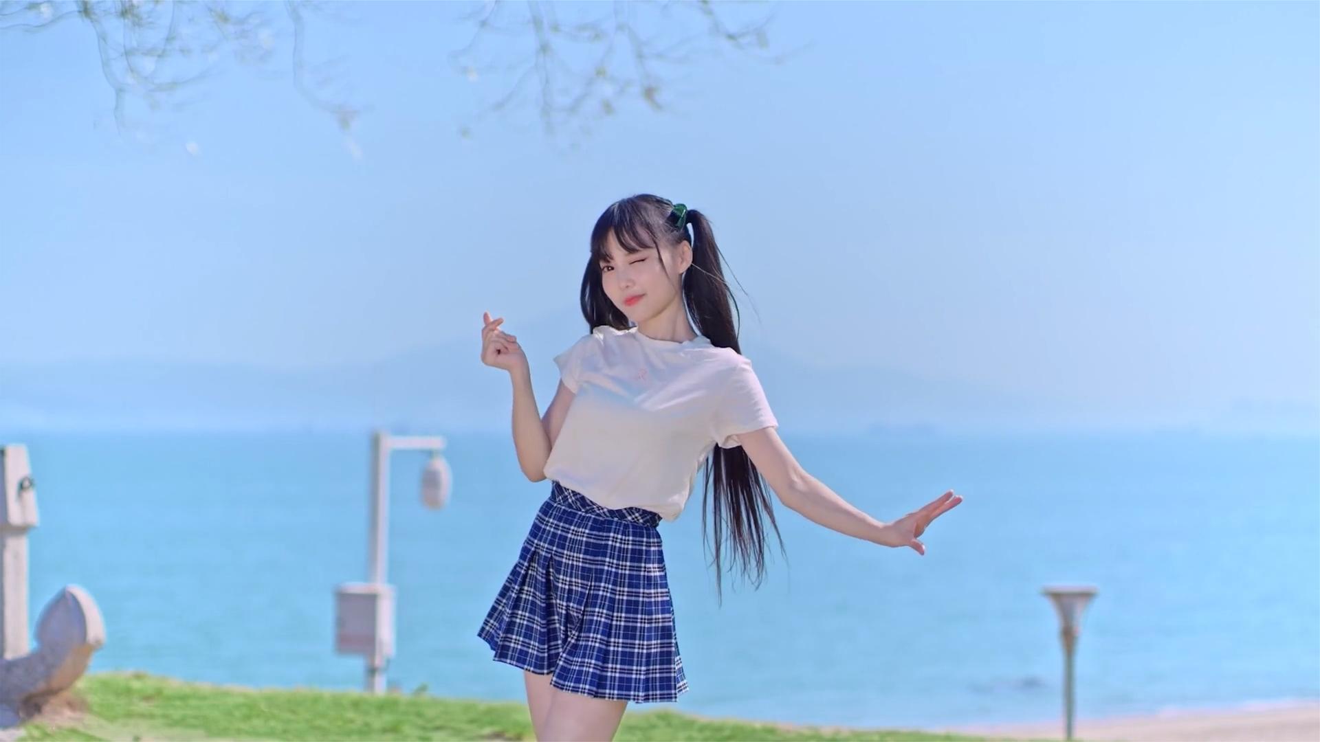 美女跳舞,给你带来一丝清凉,实在是太甜了