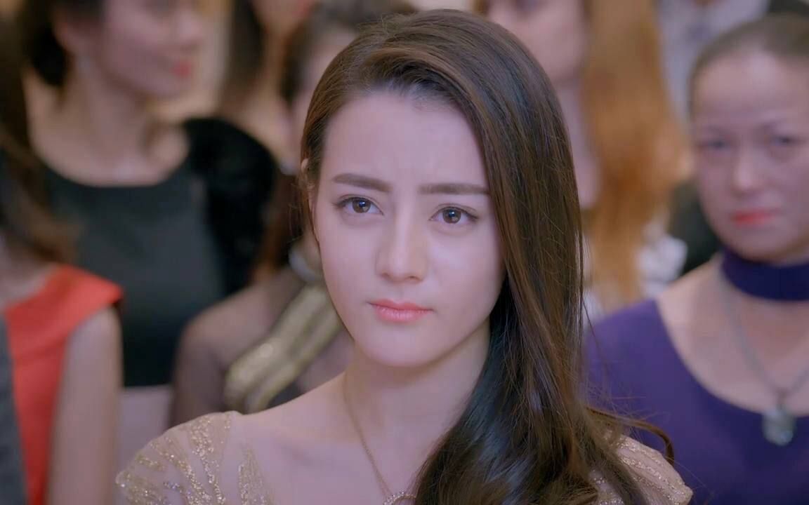 《你是我的荣耀》迪丽热巴最新路透,红色大衣妩媚蓝色毛衣清纯