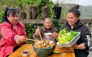 Скачать видео: 今天种了很多玉米和瓜果，干完活看欧妹做啥好吃的？