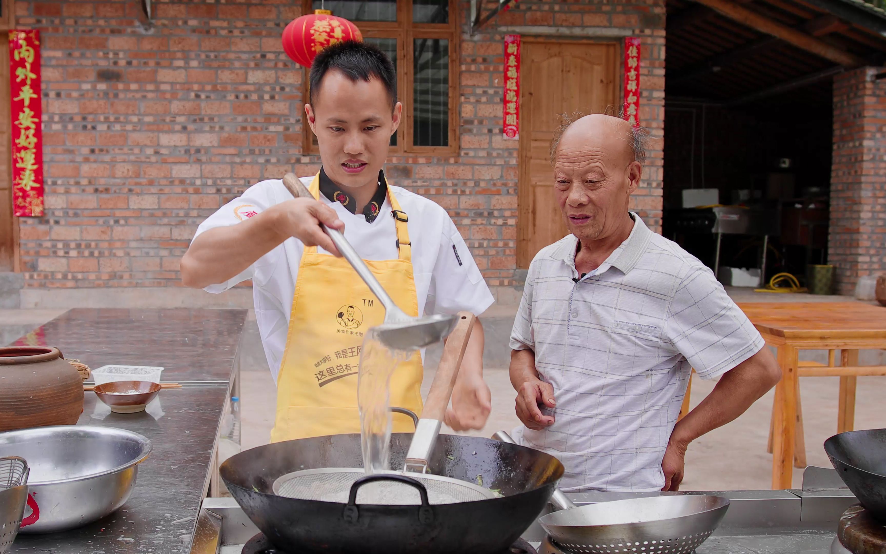 [图]厨师长分享“炼猪油” 的细节，清澈无杂质，油渣炒菜还能增香