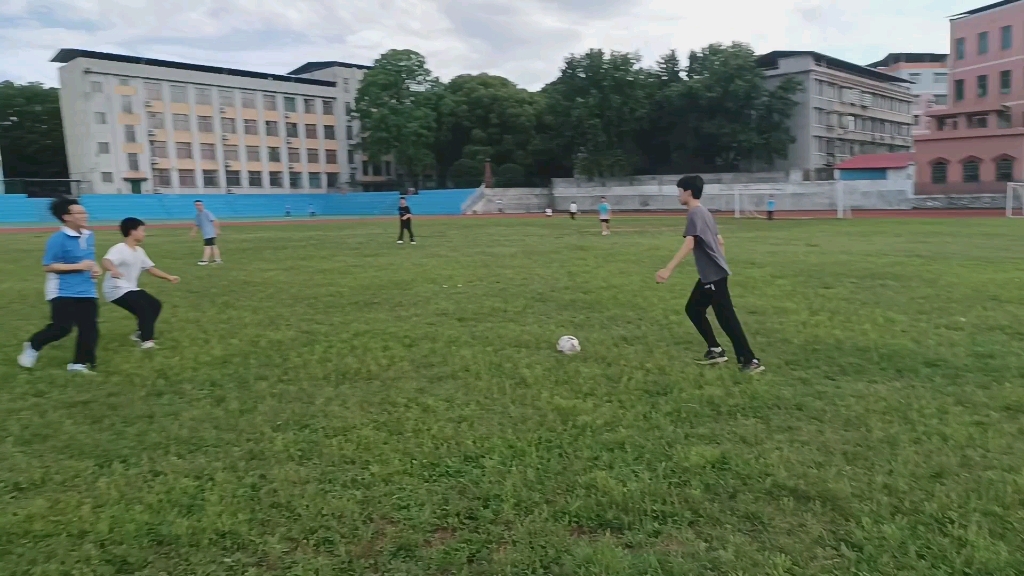 一中比宜溪,4比1完败,宜溪4一中1(用手机拍的,边跑边拍有点抖,见谅)