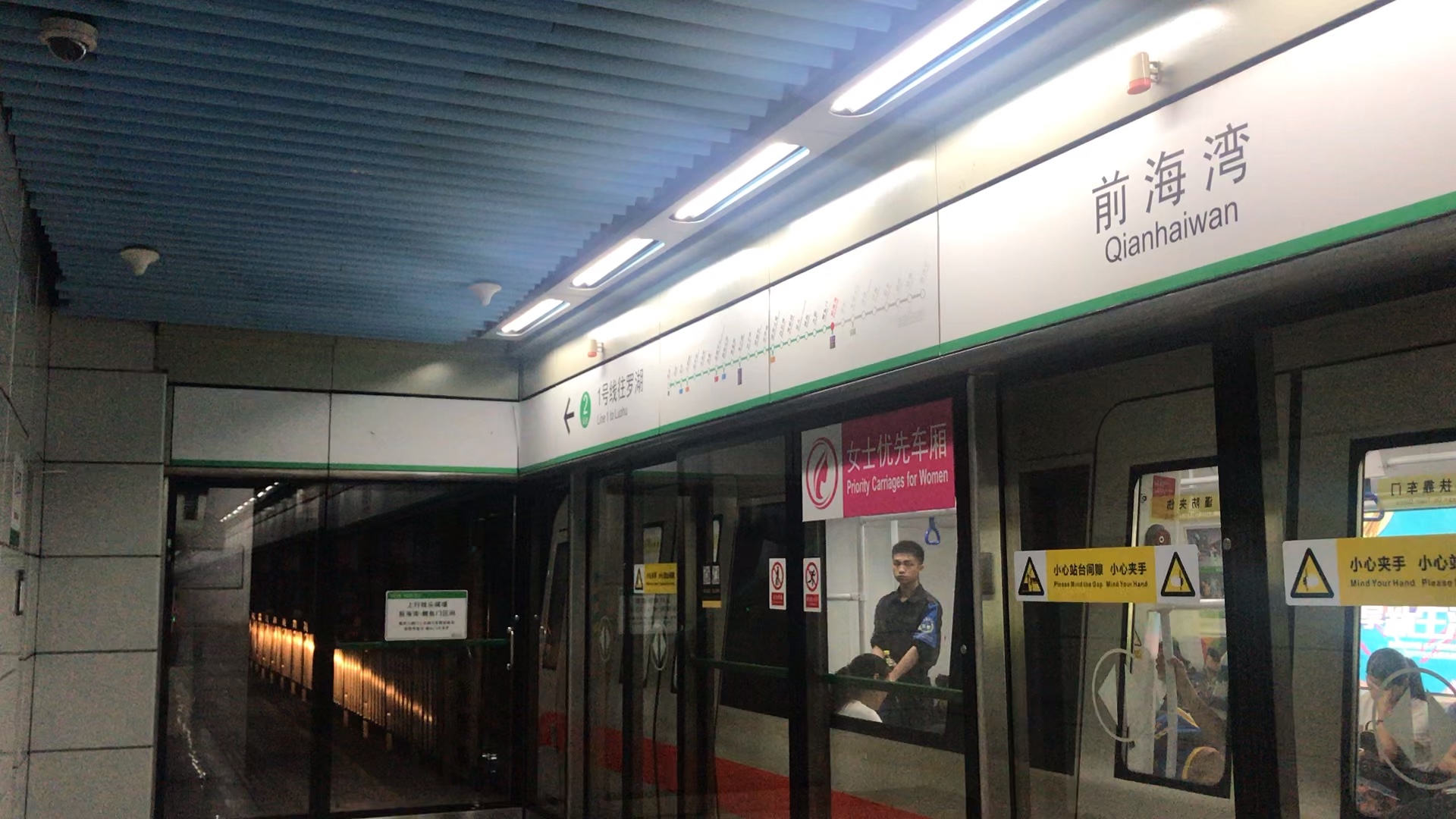 深圳地铁1号线112号车前海湾出站和up主跨越牵25t