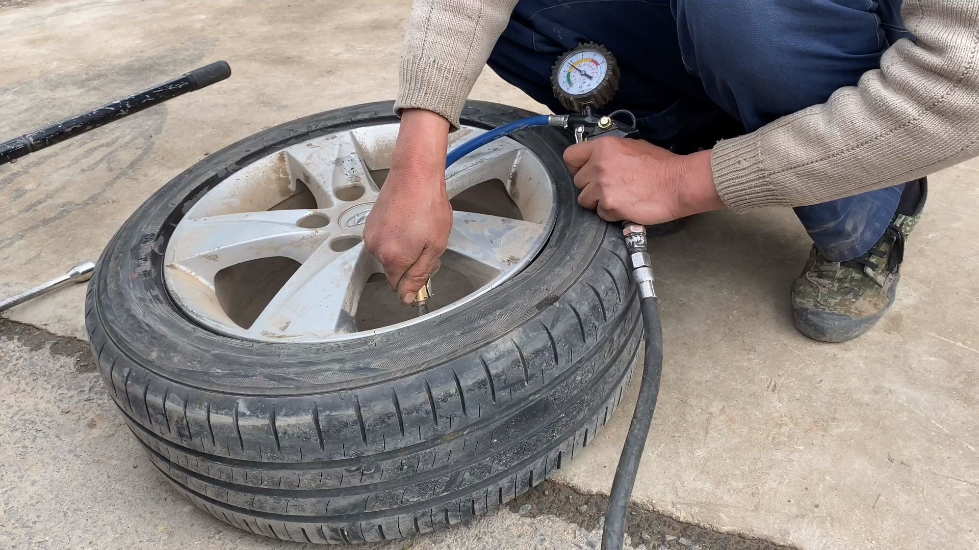 农村小伙修轮胎太厉害,只需几分钟,一般人做不了