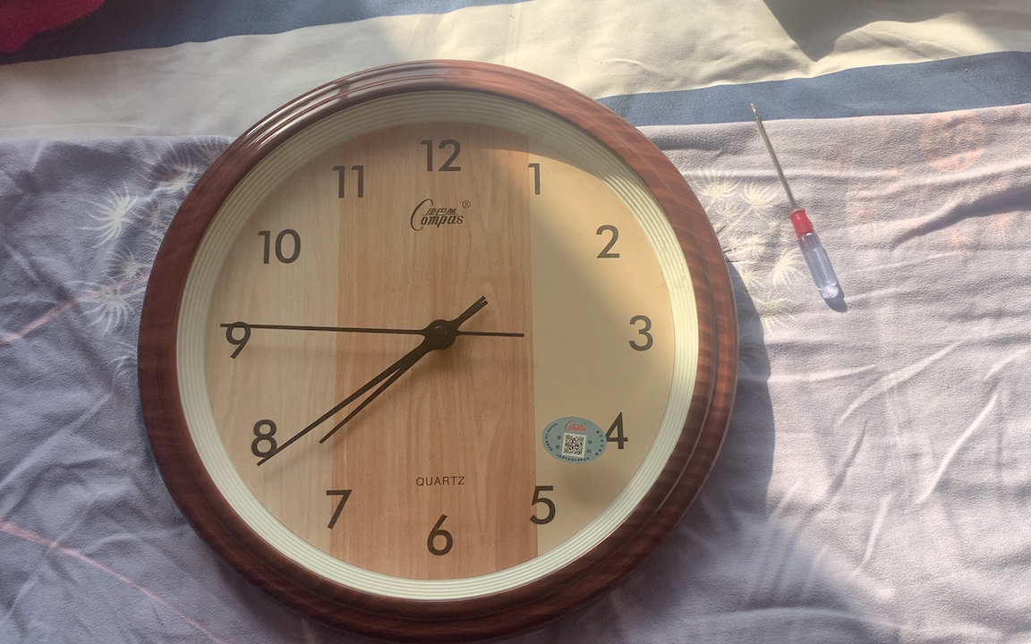 这个石英钟一晚上居然慢一小时 仔细观察找到问题