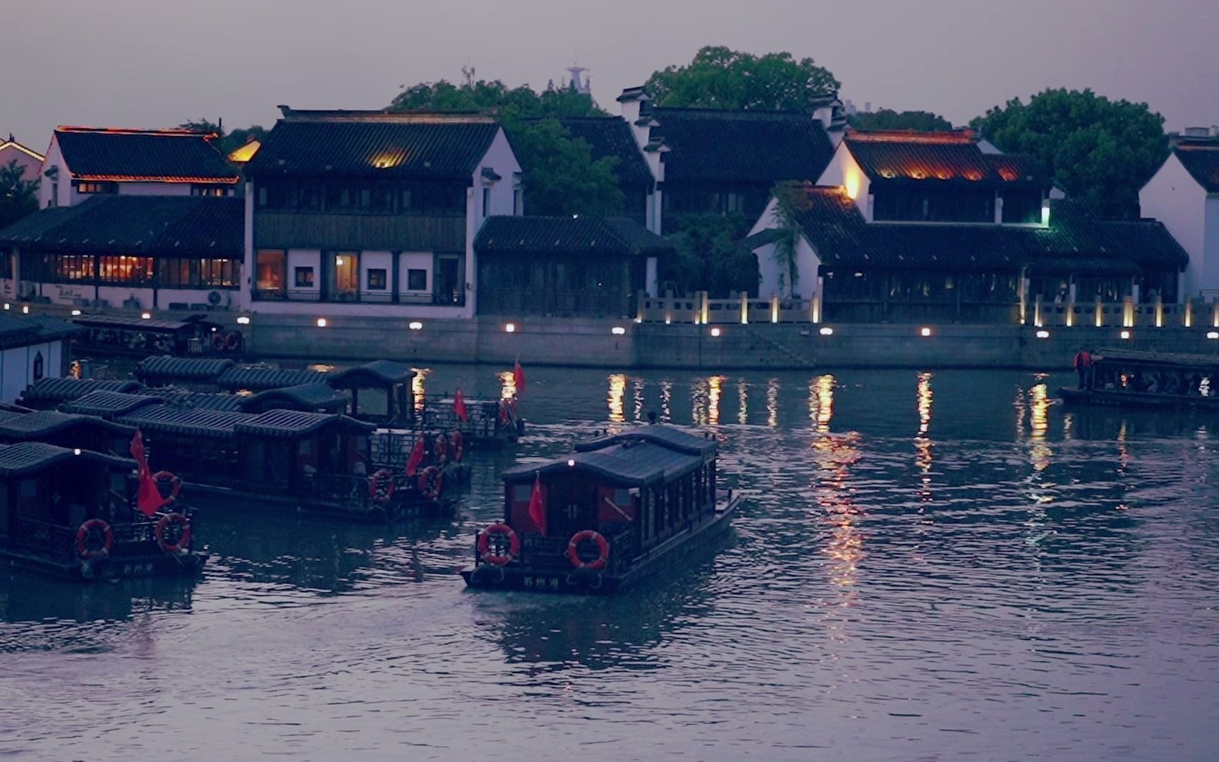 煙籠寒水月籠沙,夜泊秦淮近酒家