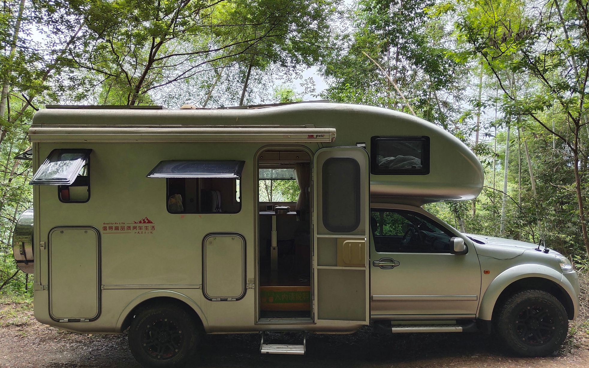 小伙把房车停竹林下面半个月,后来发生了什么事情?